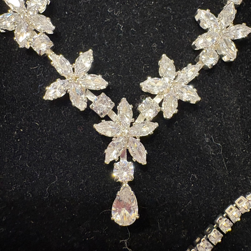 Elegant Silver Floral Cubic Zirconia Jewelry Set - Picture 3 of 5